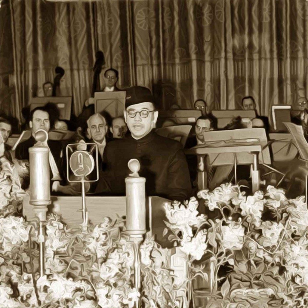 Subhas Chandra Bose spricht am Pult im Hotel Atlantic, Hamburg, 1942.