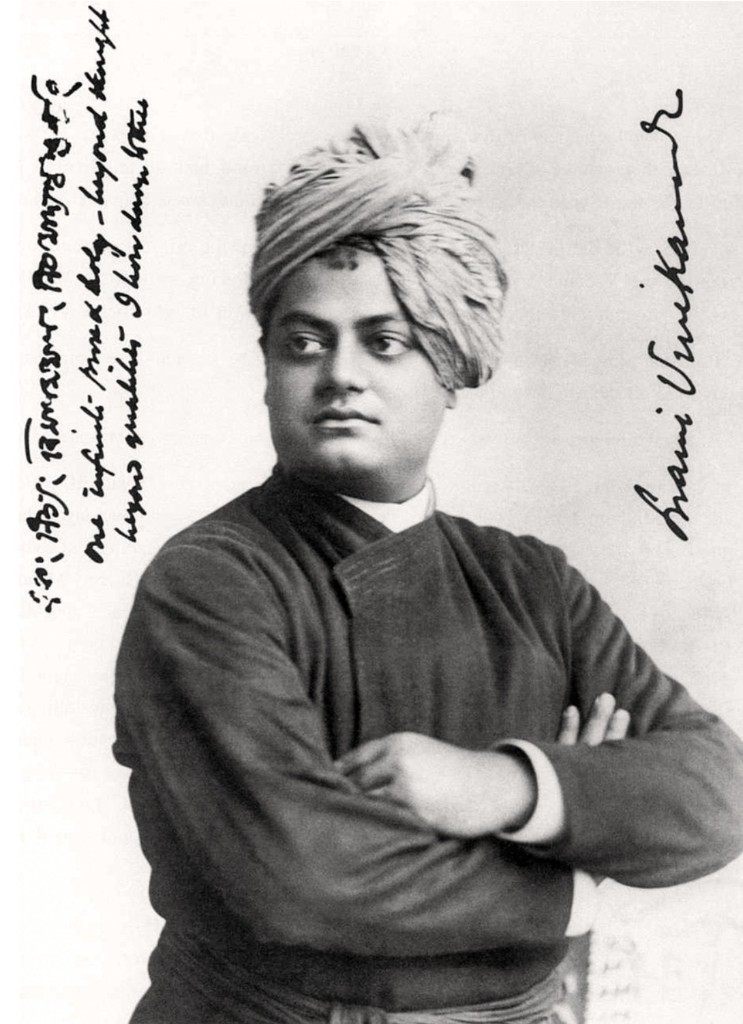 Atelierporträt von Swami Vivekananda, 1896, stehend mit verschränkten Armen, in Turban und hochgeschlossenem Gewand.